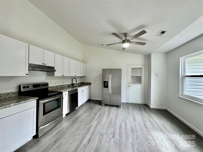 Building Photo - 5415 Amado St