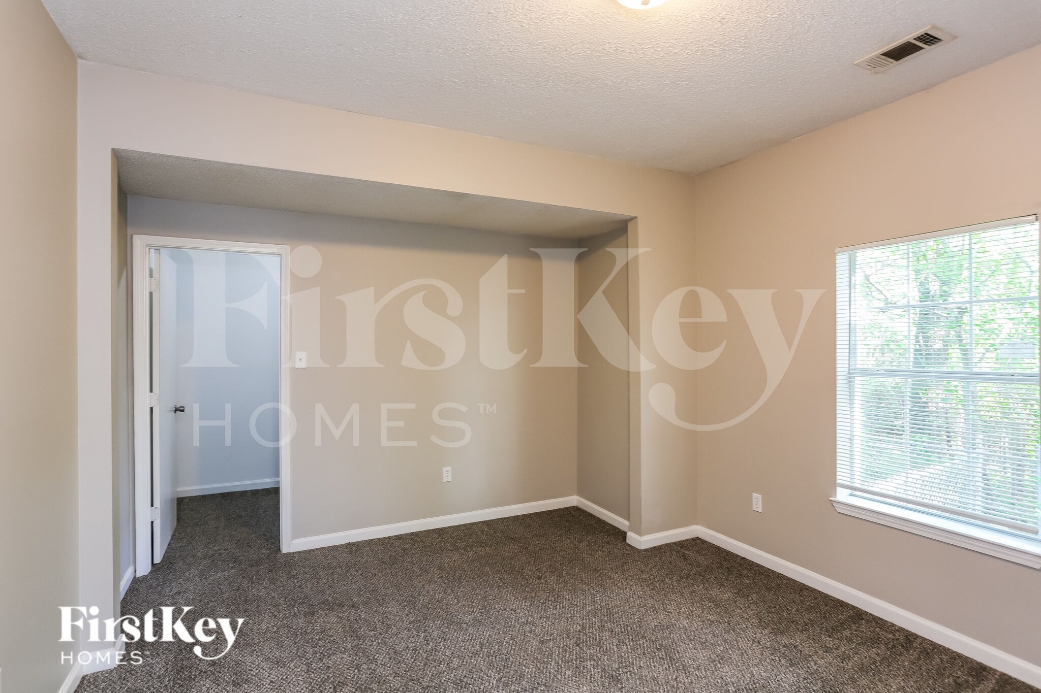 Building Photo - 690 N Willett St