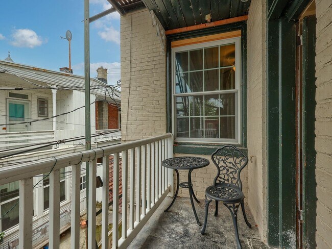 Building Photo - 211 Verbeke St