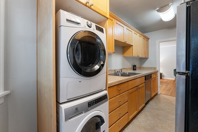Building Photo - Bright 1 Bed condo in Kerns Neighborhood o...