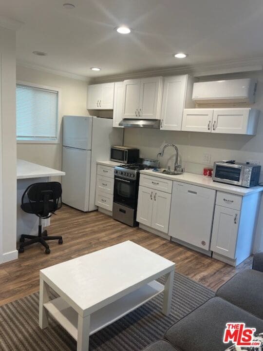 Building Photo - 15524 Sylvan St