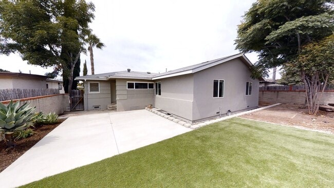 Primary Photo - Large House on Dorothy Dr!