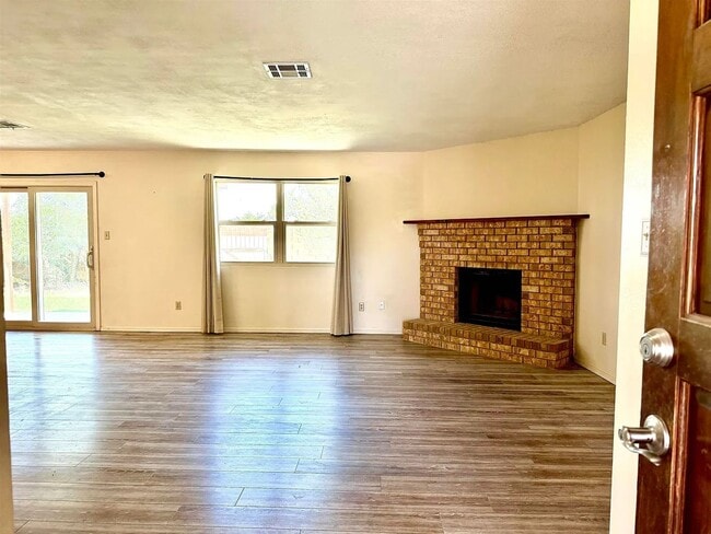 Building Photo - Welcome to this 3 BD, 2 Bth home situated on a corner lot!!