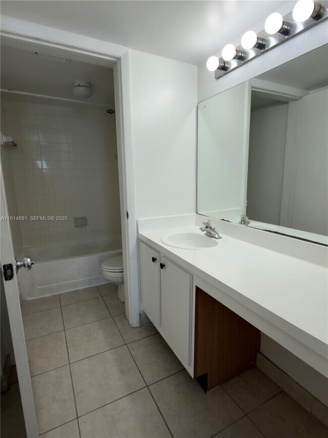 Building Photo - 2803 N Oakland Forest Dr