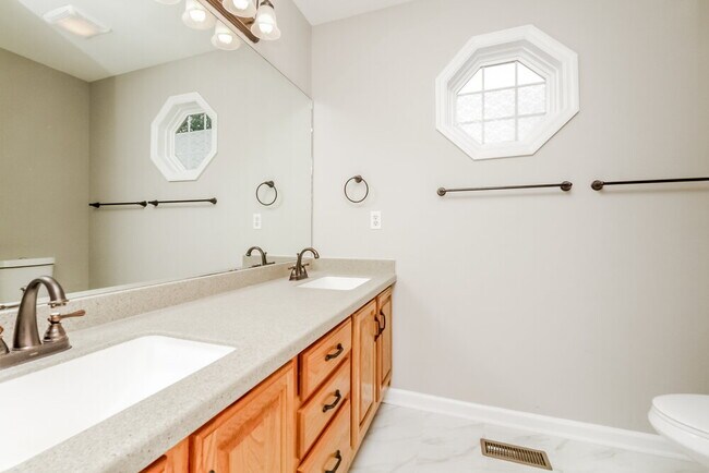 Building Photo - 2900 Hearthside Dr