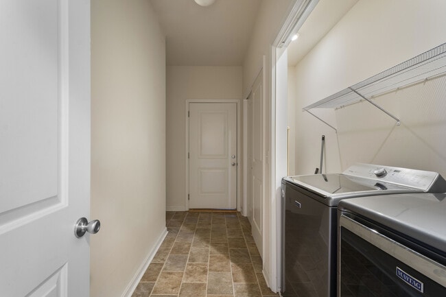 Building Photo - 307 Farmhouse Trail