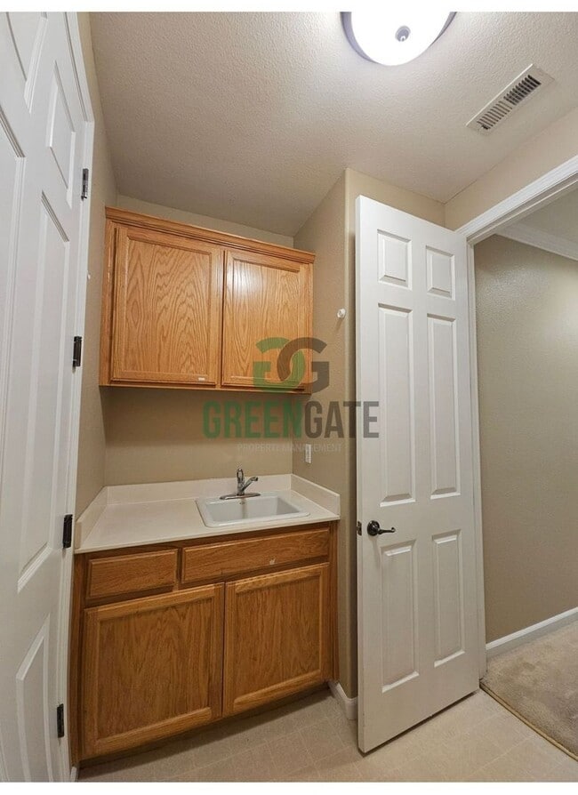 Building Photo - Spacious 4 Bedroom 3 Bath in Patterson! AV...