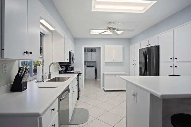 Building Photo - 1360 SW Albatross Way