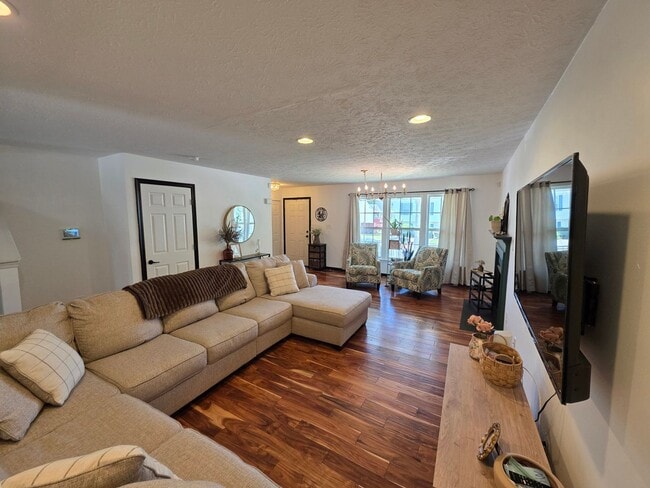 Building Photo - Spacious Single Family Home in Edgewood