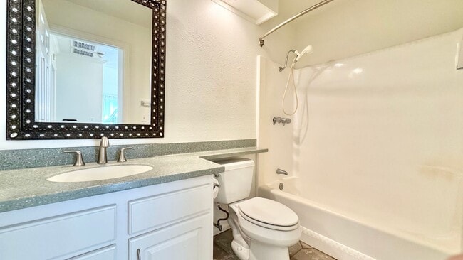 Building Photo - Available NOW - 4 BED, 2.5 BATH w/ 2 PARKING in Haiku Gardens (Kaneohe)