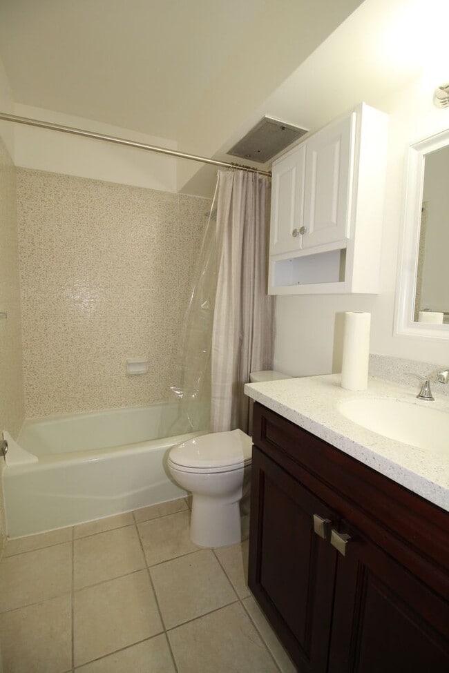 Building Photo - 3 bedroom - 2 bath - with 2 PARKING STALLS!