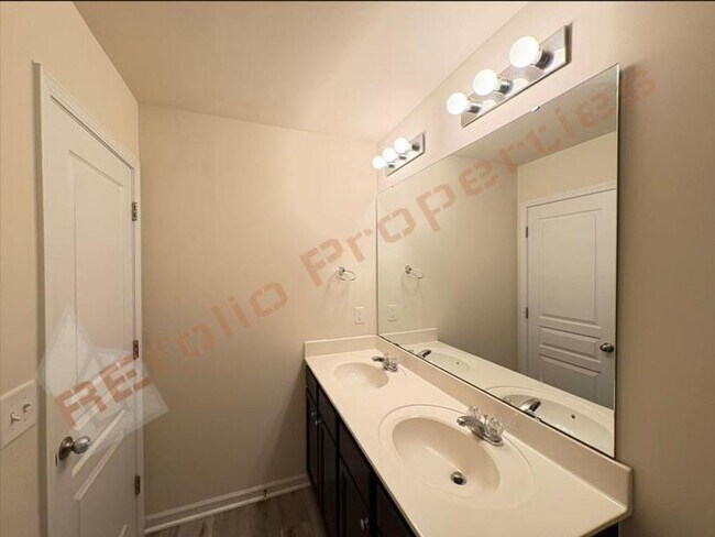 Building Photo - 3900 Swinton St