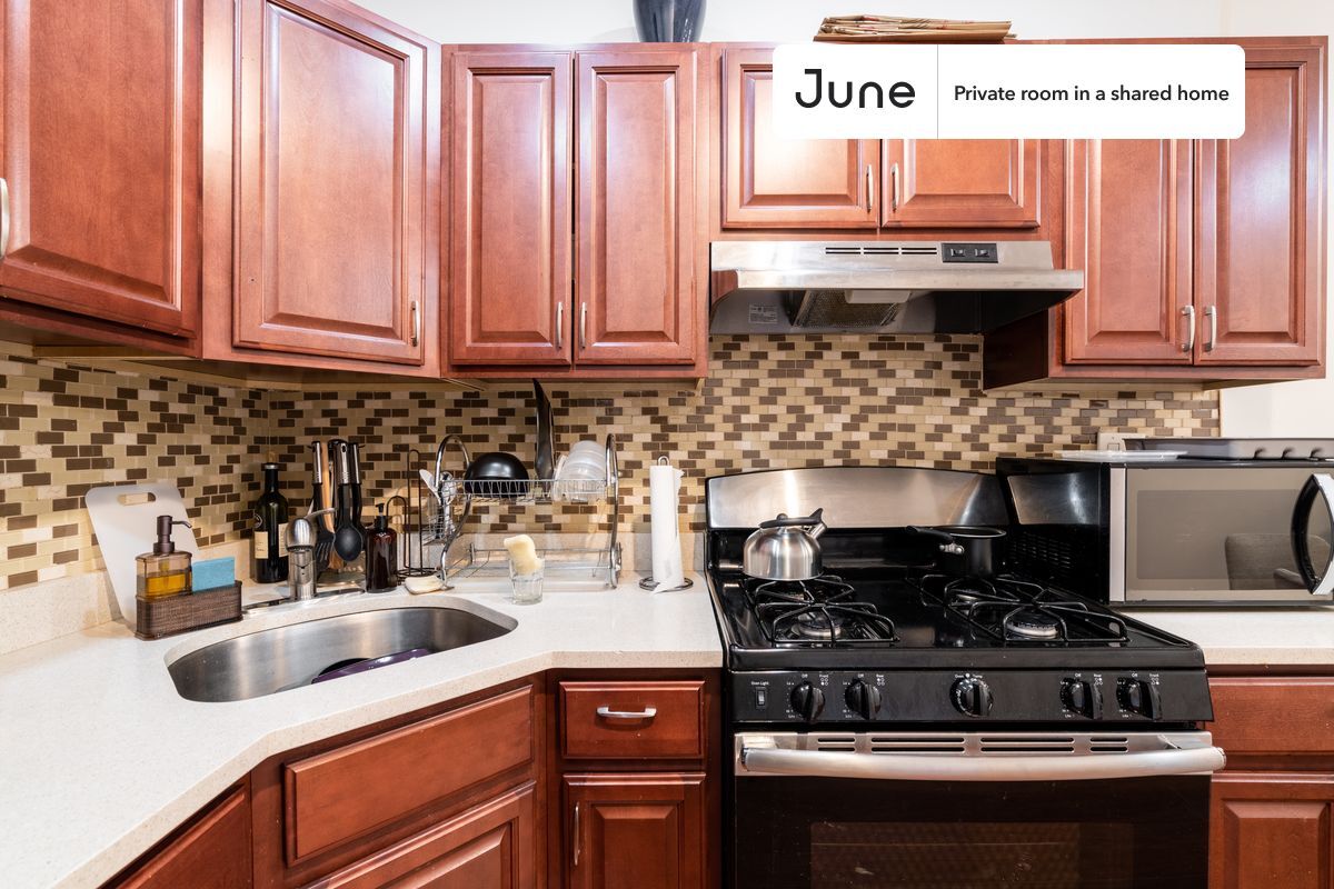 Building Photo - Room in Shared 3 bed/1 bath home