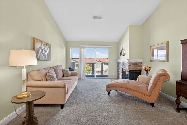 Building Photo - Elegantly Furnished Coastal Condo with Mountain Views