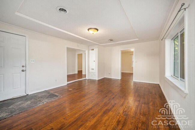 Building Photo - 707 N Forest Ave