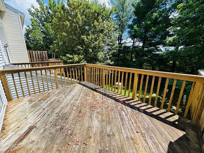 Building Photo - 4 Bedroom 3.5 Bath Townhouse