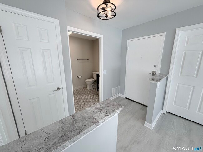 Building Photo - 43 Southwind Ln