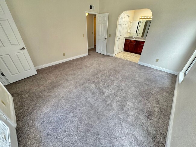 Building Photo - ADORABLE SECOND STORY 2 BEDROOMS 2 FULL BA...