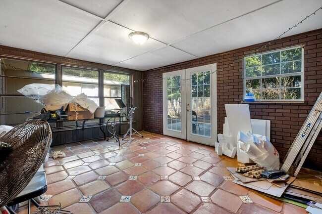 Building Photo - 1902 Sunset Ln