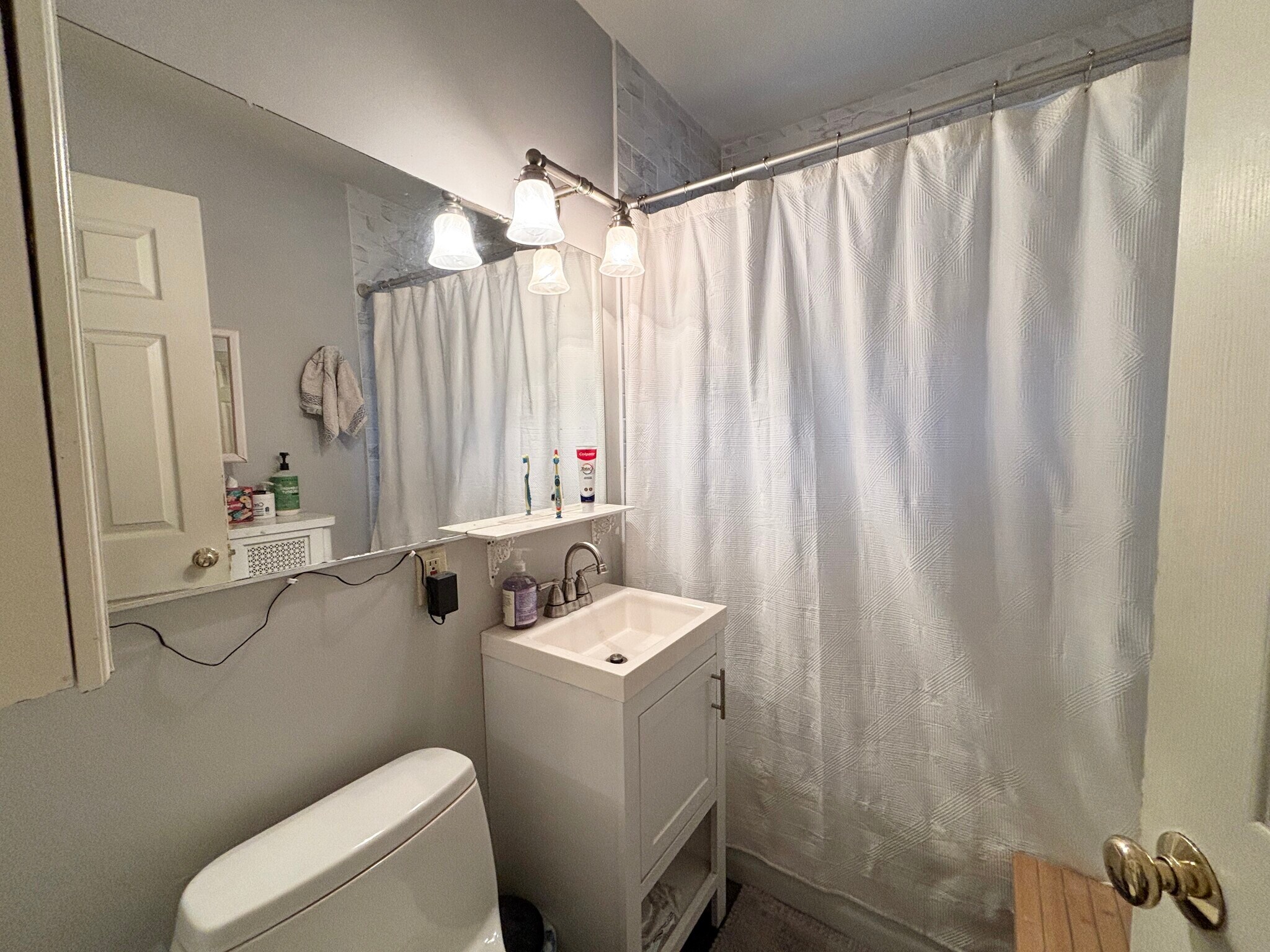 Building Photo - 94-96-96 Rossmore Rd