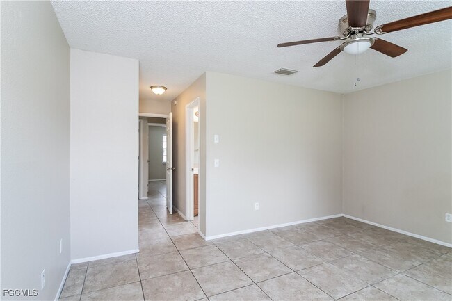 Building Photo - 4055 Vermont Ln