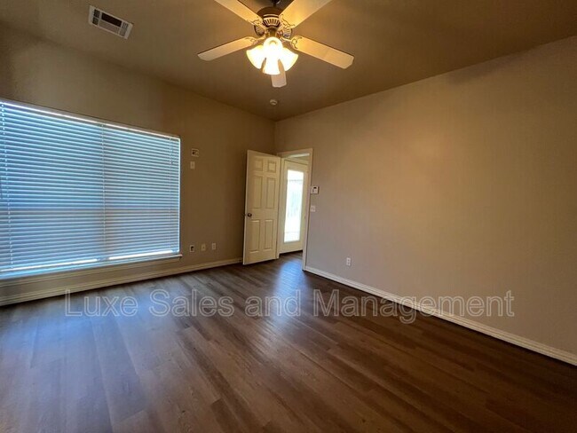 Building Photo - 509 SW 124th Pl