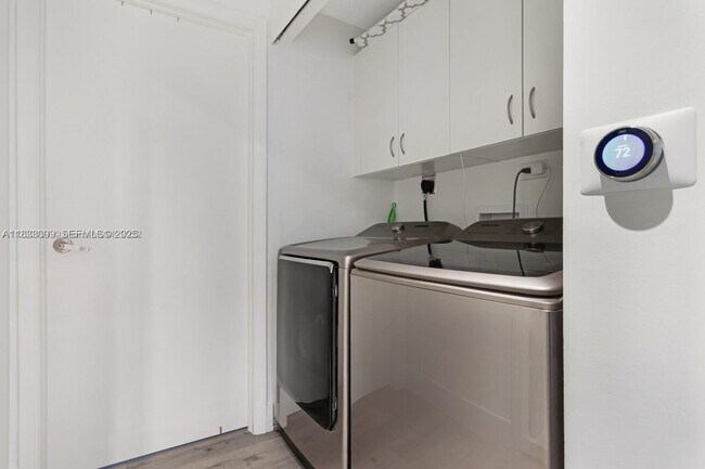 Building Photo - 801 Brickell Key Blvd