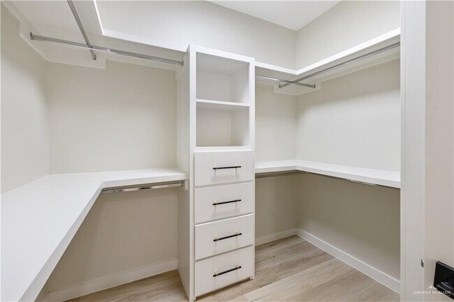 Building Photo - 32 Astrid St