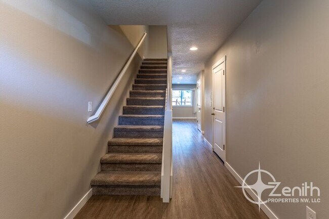 Building Photo - 7415 NE 136th Ave