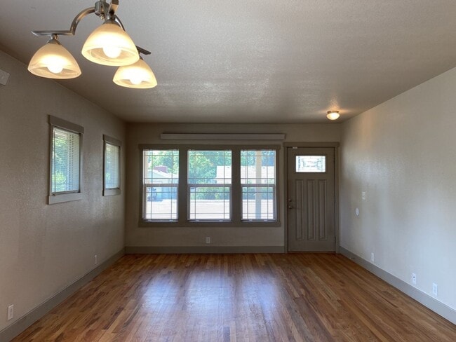 Building Photo - STUDENTS WELCOME! Charming 3 Bed 2 Bath Single Family Home in Old Town