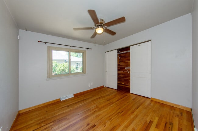 Building Photo - 513 E 9th St
