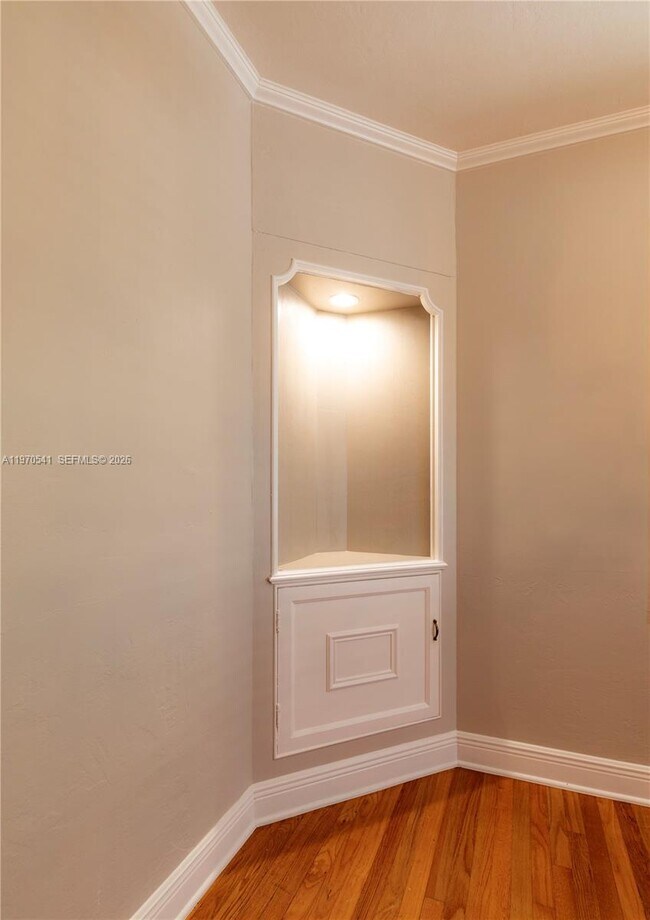 Building Photo - 1350 Mendavia Ave