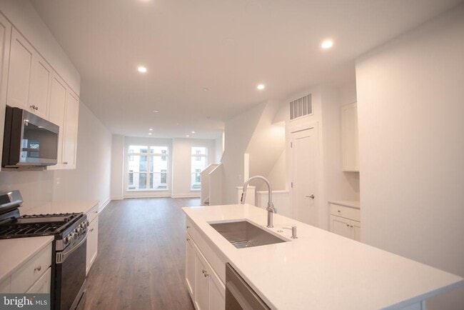 Building Photo - 2136 Tysons Ridgeline Rd