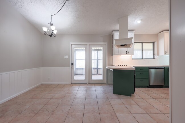 Building Photo - 20427 Lakeside Dr