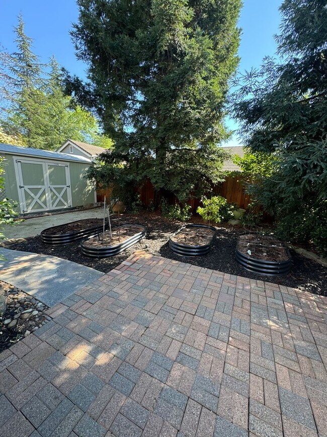 Building Photo - Move-In Ready 3-Bed, 2-Bath Home in Roseville! SEE VIDEO