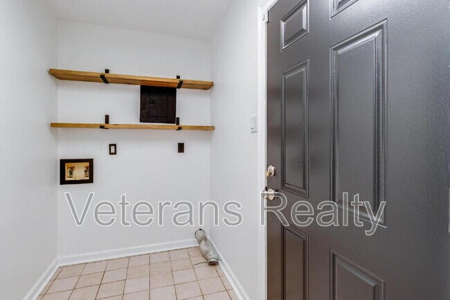 Building Photo - 1210 Spring Dr