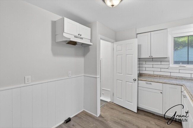 Building Photo - $1,350 - 3 Bed / 1 Bath  Home