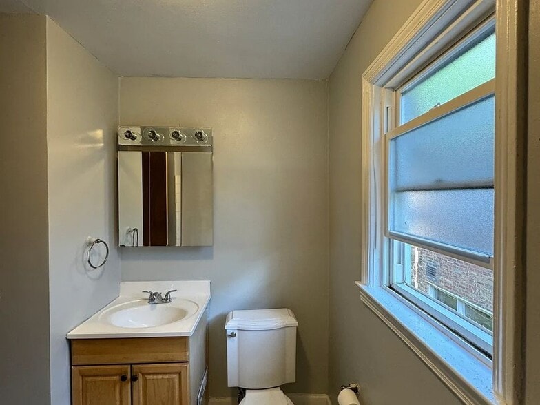 Building Photo - 8957 Lamon Ave