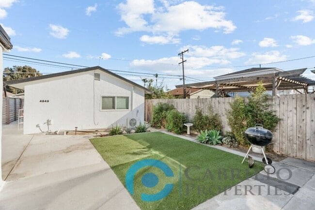 Building Photo - 4853 Mansfield St