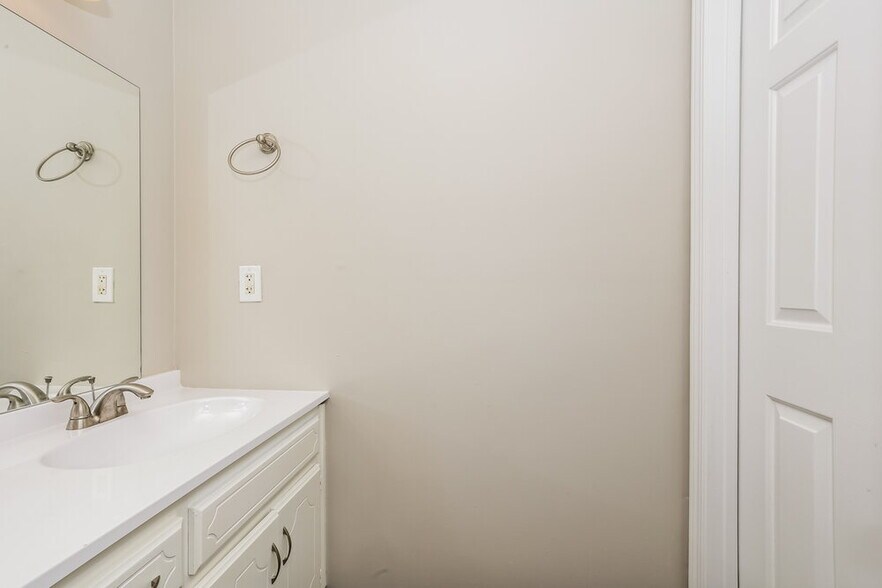 Building Photo - 610 E Lake Cove