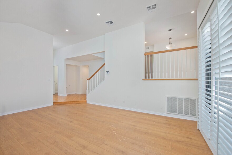 Building Photo - 5757 Owensmouth Ave