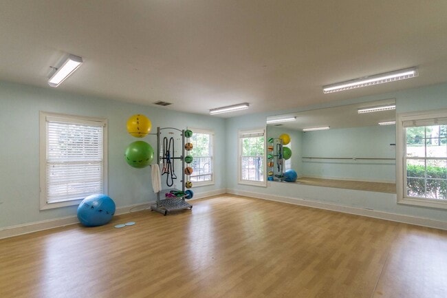 Building Photo - Lovely & Spacious 3 Bedroom, 2.5 Bathroom ...