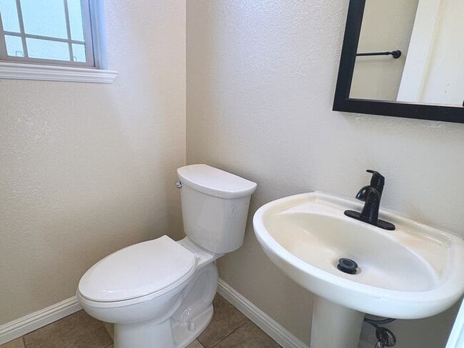 Building Photo - Cute 3 Bedroom Home Close to Shopping