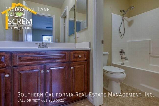 Building Photo - Two Bedroom Townhome in Santa Clarita