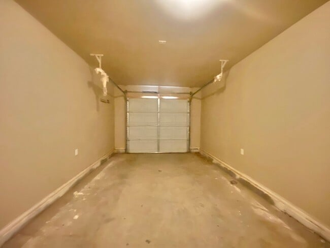 Building Photo - 3 bedroom 2 bath 1 car garage near MLK.