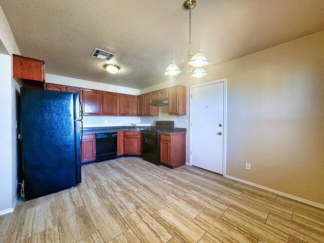 Building Photo - East 3 Bdrm 2 Bath