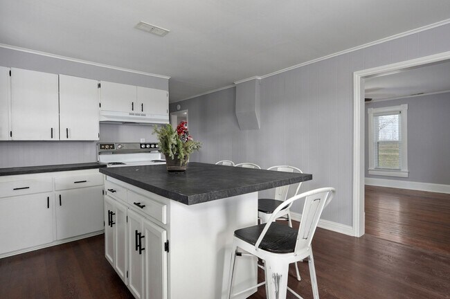 Building Photo - Charming Country Home — 4 Bed | 1 Bath | 1,500 Sq Ft