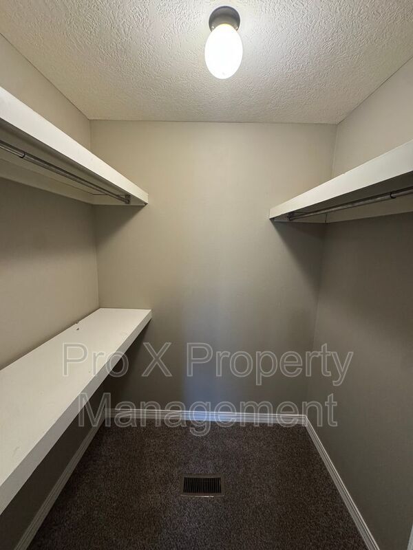 Building Photo - 740 E Gallup Hill Rd