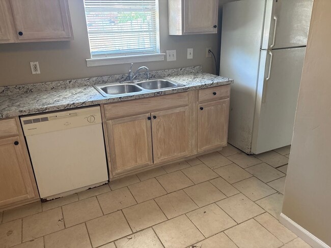 Building Photo - Pecan Grove 3/2