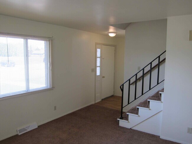 Building Photo - 3 Bedroom 1 1/2 Bath Townhomes